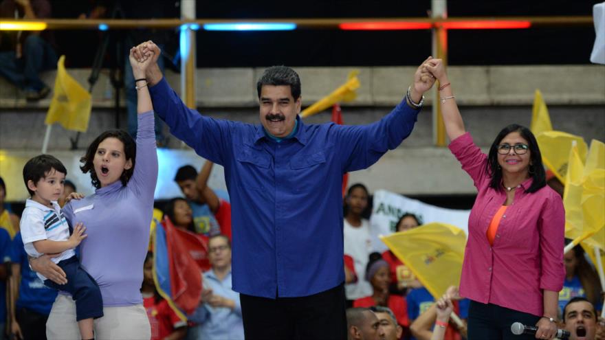 El presidente de Venezuela, Nicolás Maduro, y la jefa de la Asamblea Nacional Constituyente (ANC), Delcy Rodríguez (dcha.), y una partidaria en Caracas, 7 de febrero de 2018.