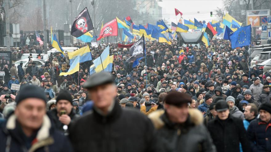 Miles de ucranianos piden dimisión de Poroshenko