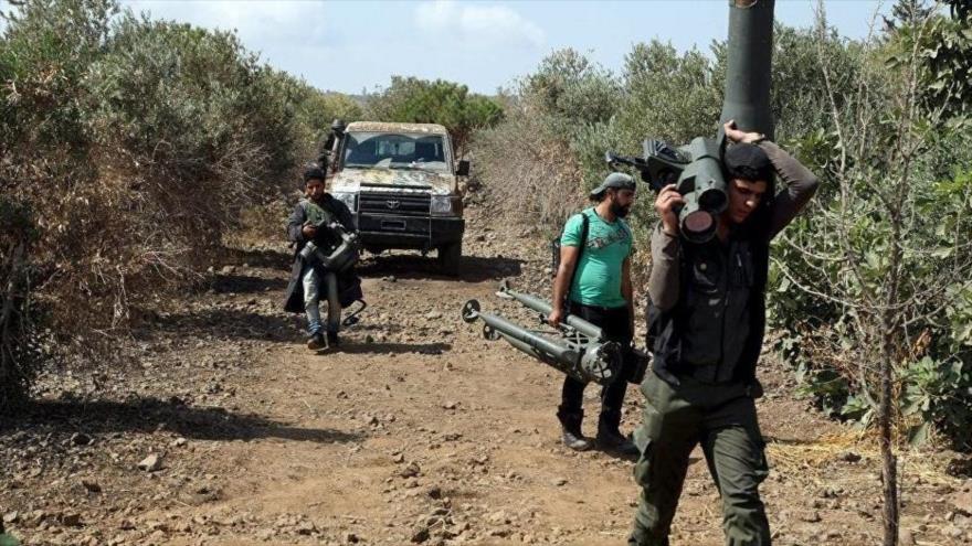 Integrantes terroristas portan cohetes en la localidad de Beit Jin, al sur de Damasco.