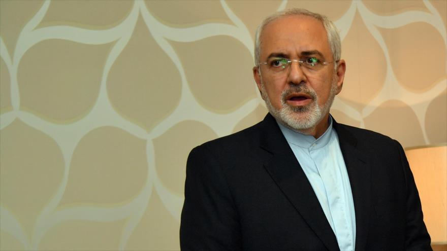 El canciller iraní, Mohamad Yavad Zarif, llega al palacio Bayan en Kuwait, 13 de febrero de 2018.