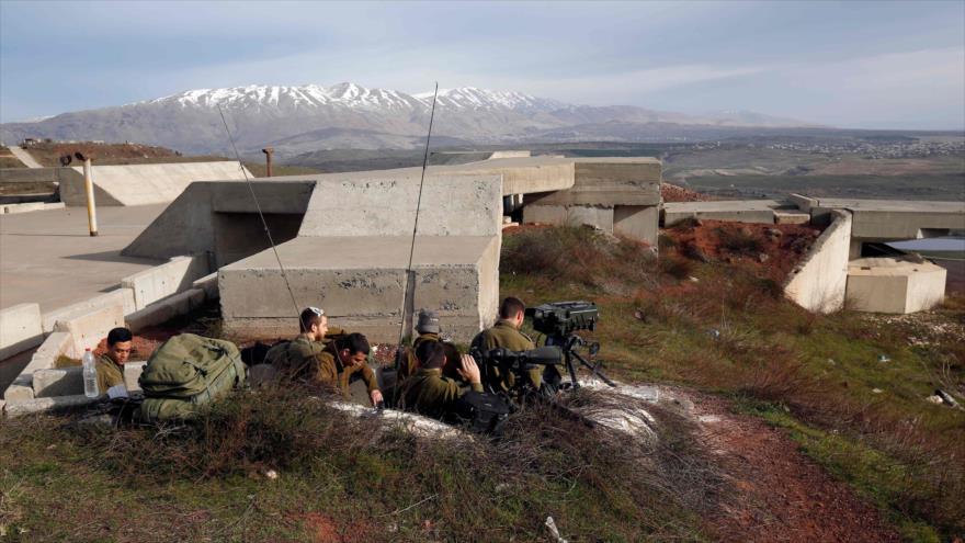 Soldados israelíes toman posiciones en los altos de Golán ocupados por Israel cerca de la frontera con Siria, 10 de febrero de 2018.