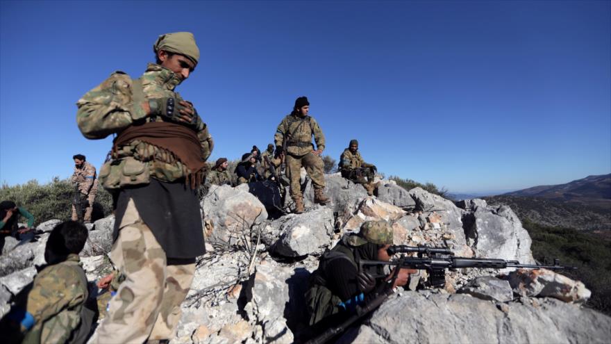 Combatientes del opositor Ejército Libre de Siria (ELS), apoyados por Turquía, cerca de la ciudad de Afrin (norte de Siria), 19 de febrero de 2018.