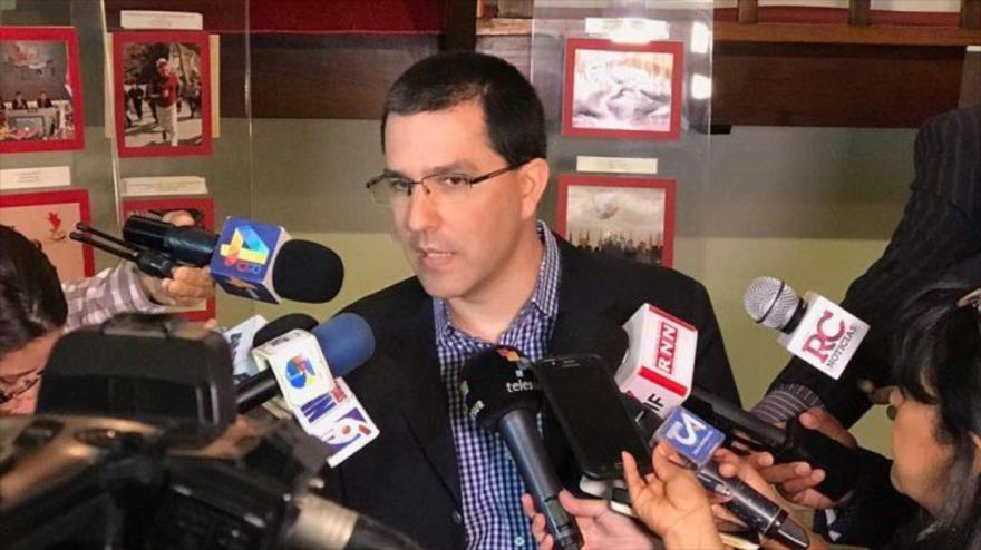 El canciller venezolano, Jorge Arreaza, habla con los periodistas en Santo Domingo (capital dominicana), 17 de febrero de 2018.