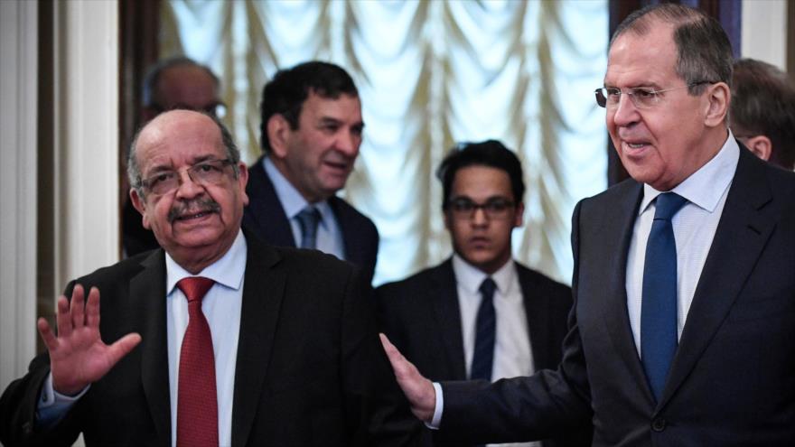 El canciller ruso, Serguei Lavrov (decha.), y su homólogo argelino, Abedel Qader Messahel, 19 de febrero de 2018.