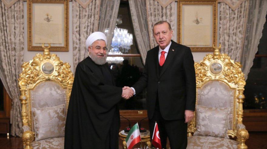 Los presidentes de Irán y Turquía, Hasan Rohani y Recep Tayyip Erdogan, respectivamente, durante una reunión en la ciudad turca de Estambul.