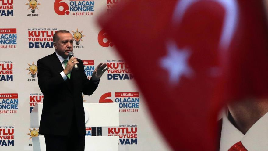 El presidente de Turquía, Recep Tayyip Erdogan, asiste al sexto congreso provincial ordinario del partido gobernante AKP en Ankara, 18 de febrero de 2018.