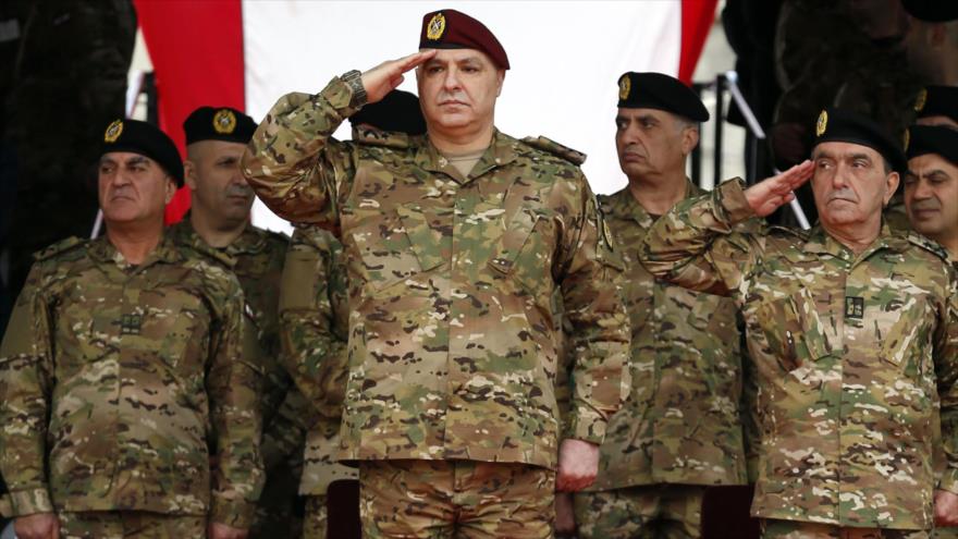 El jefe del Estado Mayor del Ejército libanés, Joseph Aoun (centro.)