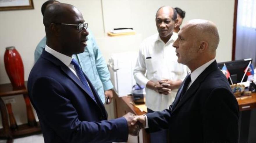 Simon Ticehurst, director de Oxfam para América Latina y Caribe, visita al ministro de Planificación haitiano, Aviol Fleurant, 19 de febrero de 2018.