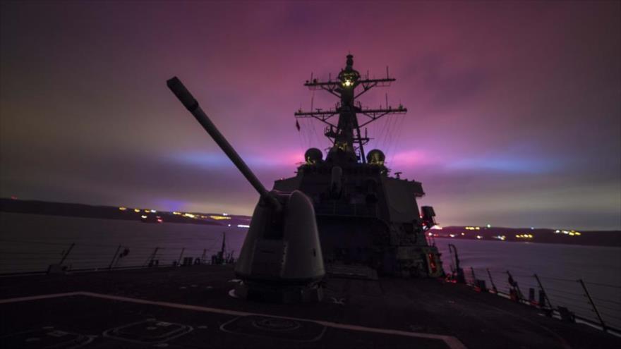 Destructor estadounidense USS Carney en el mar Negro.