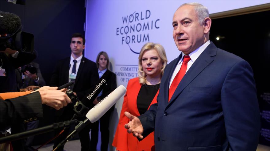 El premier israelí, Benyamin Netanyahu, y su esposa, Sara, durante la reunión anual del Foro Económico Mundial en Davos (Suiza), 25 de enero de 2018.