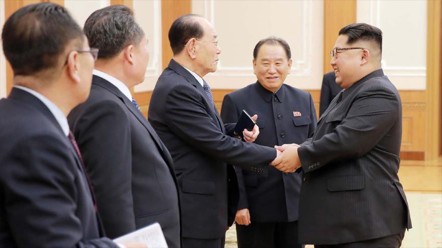 Líder norcoreano, Kim Jong-un, se reúne con la delegación enviada a la inauguración de los Juegos Olímpicos de Invierno, 12 de febrero de 2018.