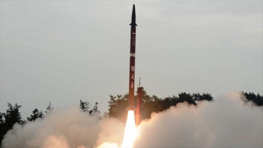 India lanza misil que porta un arma nuclear a un blanco a 2000 km‎