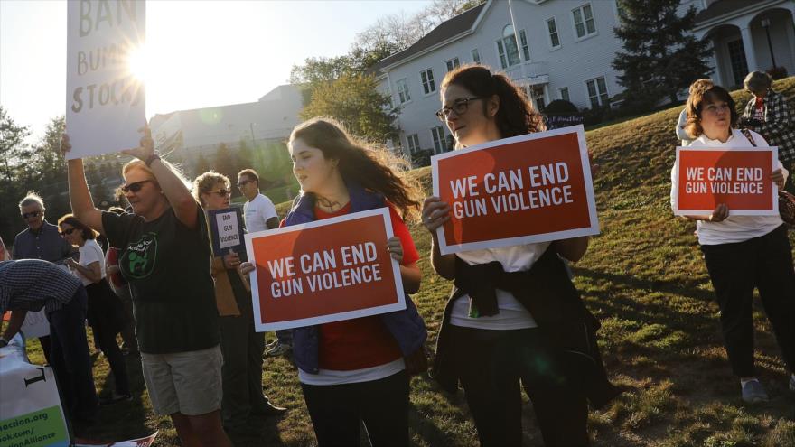 Decenas de estadounidenses condenan la violencia armada en el estado de Connecticut, 4 de octubre de 2017. 