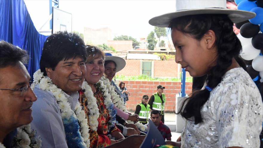 El presidente de Bolivia, Evo Morales (2º izda.), en un acto de entrega de un centro educativo, en Cochabamba, 20 de febrero de 2018.