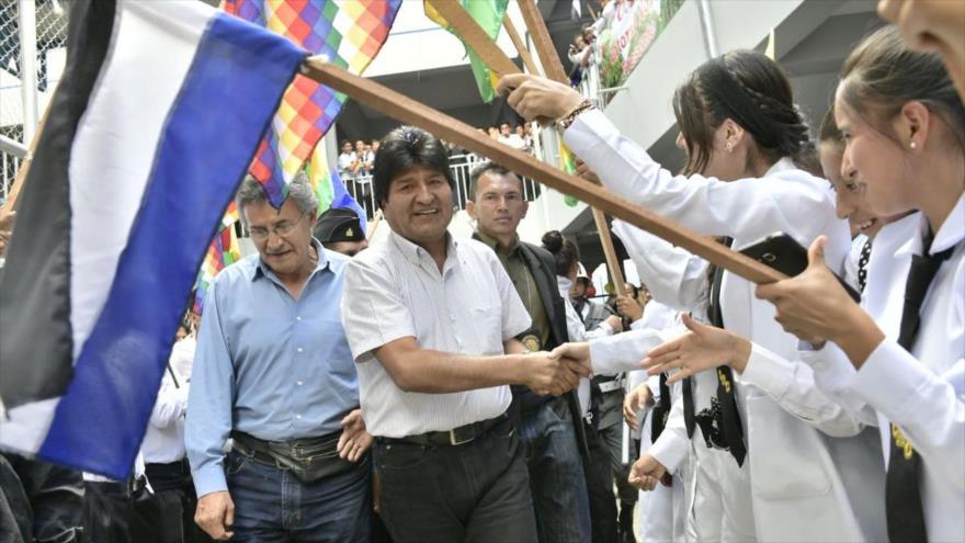El presidente boliviano, Evo Morales (centro.), en un acto de entrega de un centro educativo, en Cochabamba, 20 de febrero de 2018.