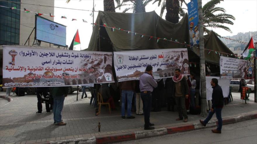 Manifestantes palestinos se concentran en Nablus para rechazar los recortes de los servicios de la UNRWA en Cisjordania ocupada, 20 de febrero de 2018.