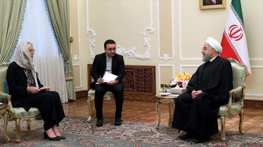 Reunión entre la ministra de Exteriores de Holanda, Sigrid Kaag (izda.), y el presidente de Irán, Hasan Rohani, en Teherán, 21 de febrero de 2018.
