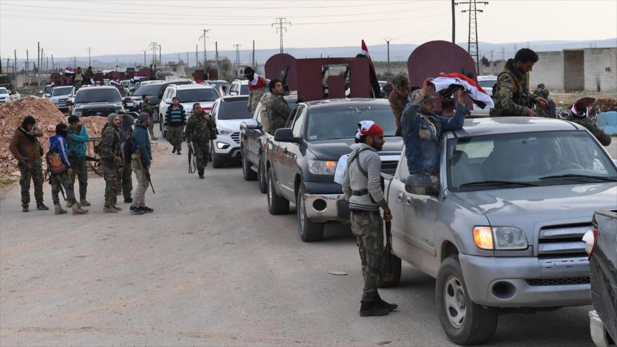 Un convoy de las fuerzas enviadas por el Ejército sirio llega al cantón kurdo de Afrin, 20 de febrero de 2018.