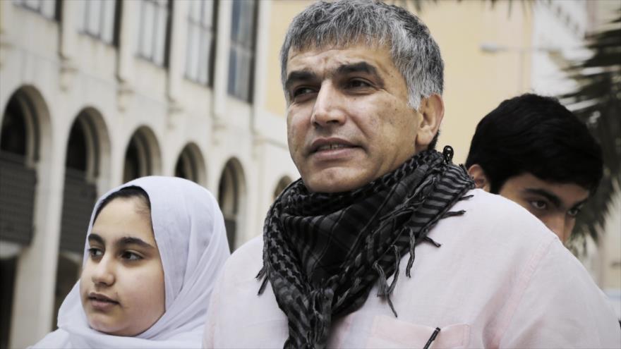El activista bahreiní de derechos humanos, Nabil Rayab, y su hija Malak, en Manama, la capital, 11 de febrero de 2015.