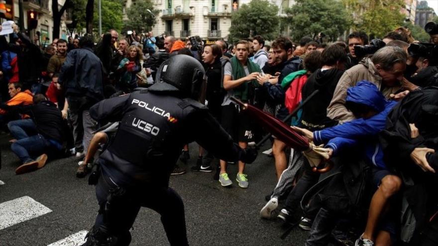 La policía española se enfrenta a defensores del referéndum independentista en Barcelona, 1 de octubre de 2017.