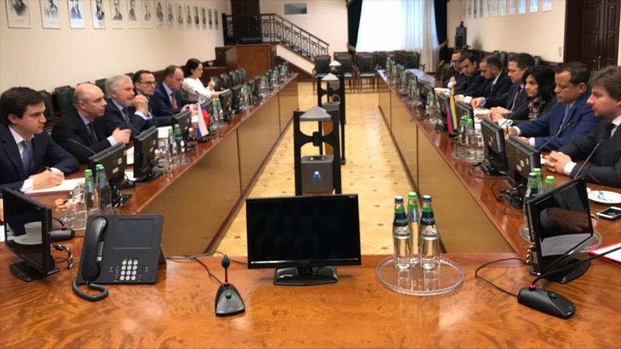 Ministro de Economía de Venezuela, Simón Zerpa (2º desde dcha.) en una reunión con su par ruso Antón Siluánov en Rusia, 21 de febrero de 2018.
