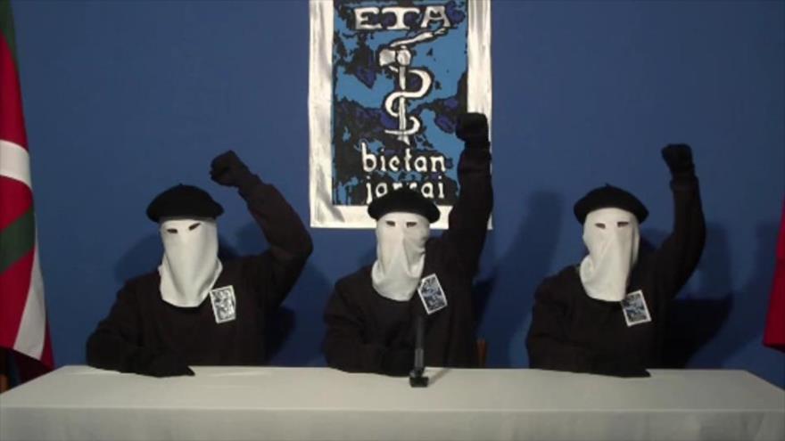 La organización separatista vasca ETA anuncia el fin de la violencia en octubre de 2011.