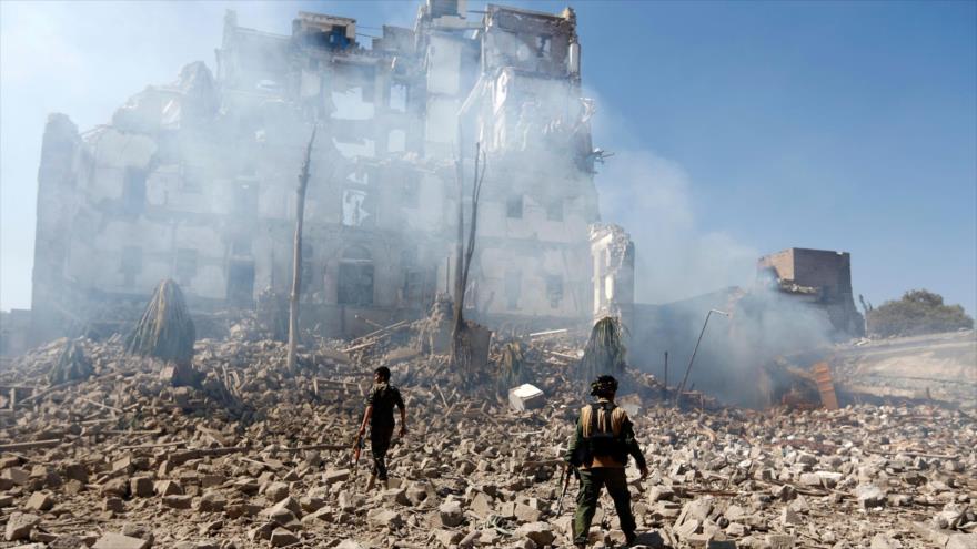 Yemeníes inspeccionan los escombros de un edificio alcanzado por ataques aéreos de Arabia Saudí y sus aliados en Saná, capital yemení.