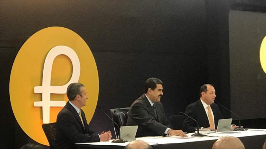 El presidente de Venezuela, Nicolás Maduro, (centro) durante el acto del lanzamiento de la criptomoneda petro, 20 de febrero de 2018.