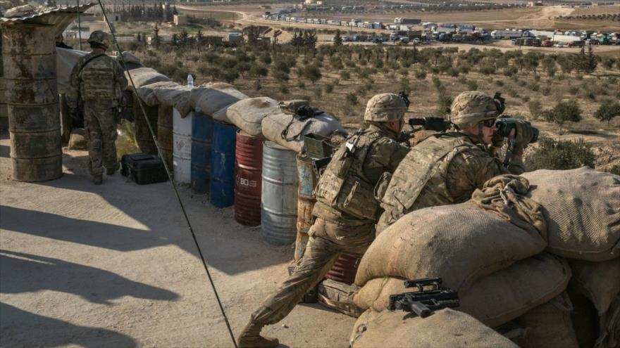 Soldados estadounidenses escanean el área en un puesto en la ciudad de Manbiy, en el norte de Siria, febrero de 2018.