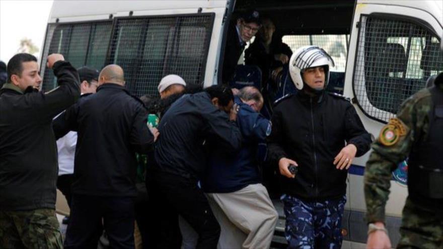 Vídeo: Palestinos arrojan zapatos y huevos a delegación de EEUU