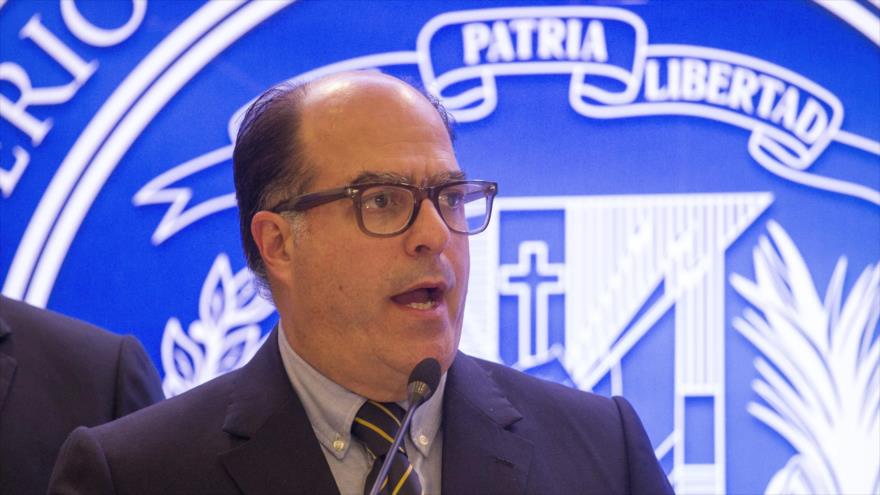 Julio Borges, principal negociador de la oposición venezolana, habla en una conferencia de prensa en República Dominicana, 7 de febrero de 2018.