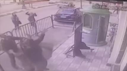 Vídeo: Policía atrapa al vuelo a un niño que cayó desde el 3º piso