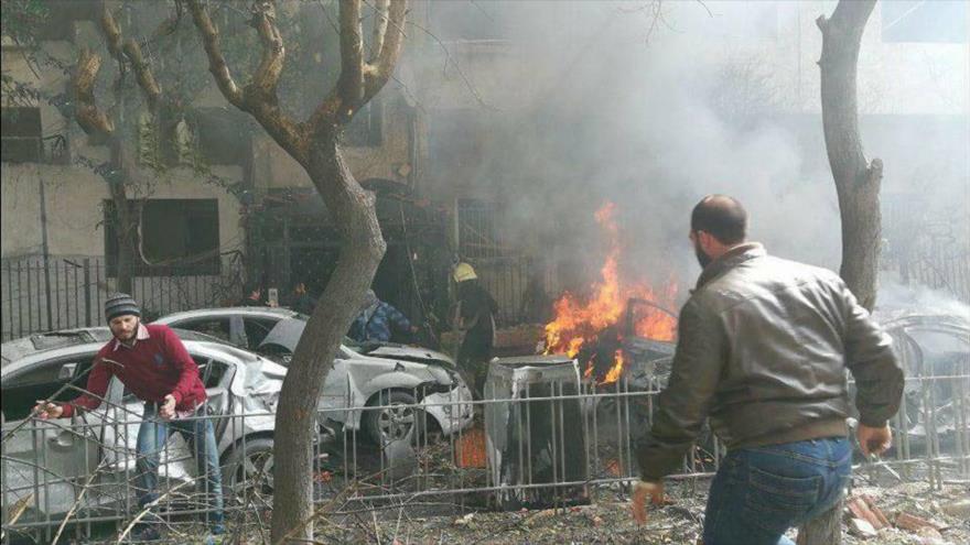 Terroristas atacan con mortero contra la región de Rukn Eddin, en la capitalina ciudad de Damasco, en Siria, 23 de febrero de 2018.