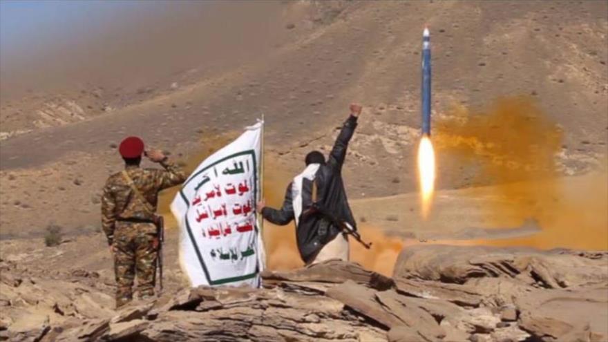 El movimiento popular yemení Ansarolá lanza un misil balístico contra un aeropuerto en Arabia Saudí.