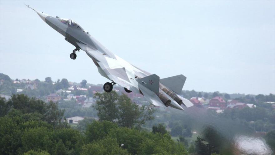 Un avión de combate ruso Su-57 realiza un vuelo de prueba.