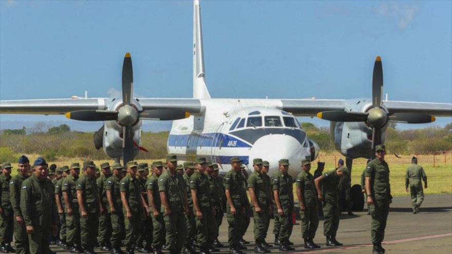 Un avión AN-26 de fabricación rusa en el aeropuerto internacional Augusto C. Sandino en Managua (capital de Nicaragua), 23 de febrero de 2018.
