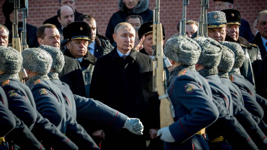 El presidente ruso, Vladimir Putin, asiste a la ceremonia de conmemoración del Día del Defensor de la Patria en Moscú, 23 de febrero de 2018.