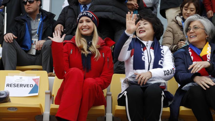 Ivanka Trump, la hija del presidente de EE.UU. (izda.), junto con la primera dama surcoreana, Kim Jung-sook (centro), 24 de febrero de 2018.