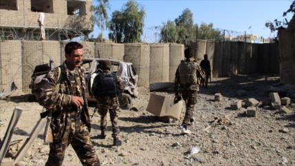 Ataque talibán a base militar afgana deja 20 soldados muertos