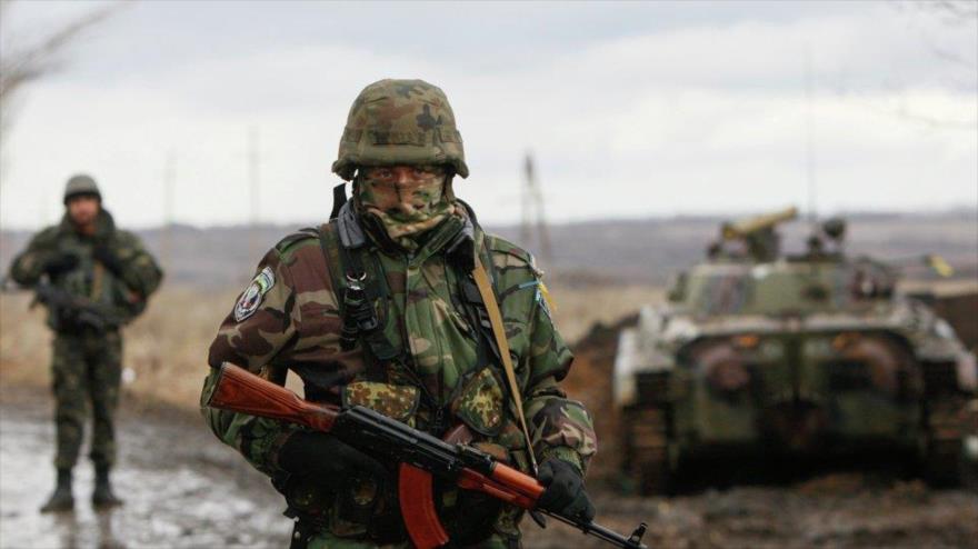 Soldados ucranianos en un puesto de control cerca de la localidad de Debaltseve en la región de la ciudad de Donetsk (este de Ucrania).