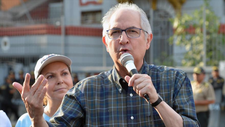 El exalcalde de Caracas Antonio Ledezma habla en una concentración frente a la Embajada de Venezuela en Lima, capital chilena, 27 de enero de 2018.