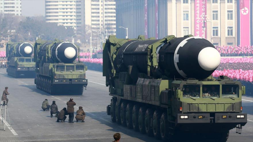 Corea del Norte exhibe sus misiles balísticos durante un desfile militar que conmemora el 70º aniversario de su Ejército, 8 de febrero de 2018.