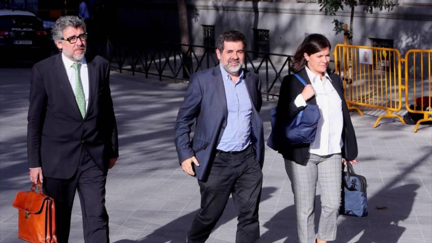 El diputado independentista catalán Jordi Sánchez (centro), en una visita a la Audiencia Nacional antes de ser encarcelado.
