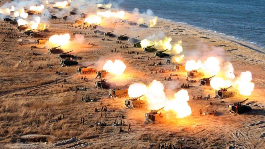Los tanques y soldados del Ejército de Corea del Norte durante un ejercicio militar.
