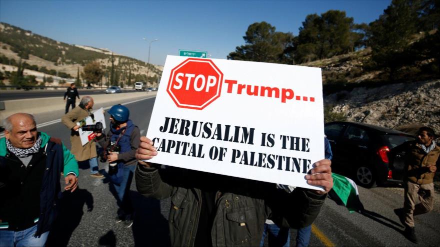 Un palestino levanta una pancarta en la que se lee: Jerusalén es la capital de Palestina; durante una protesta contra la medida de EE.UU. sobre esa ciudad santa.