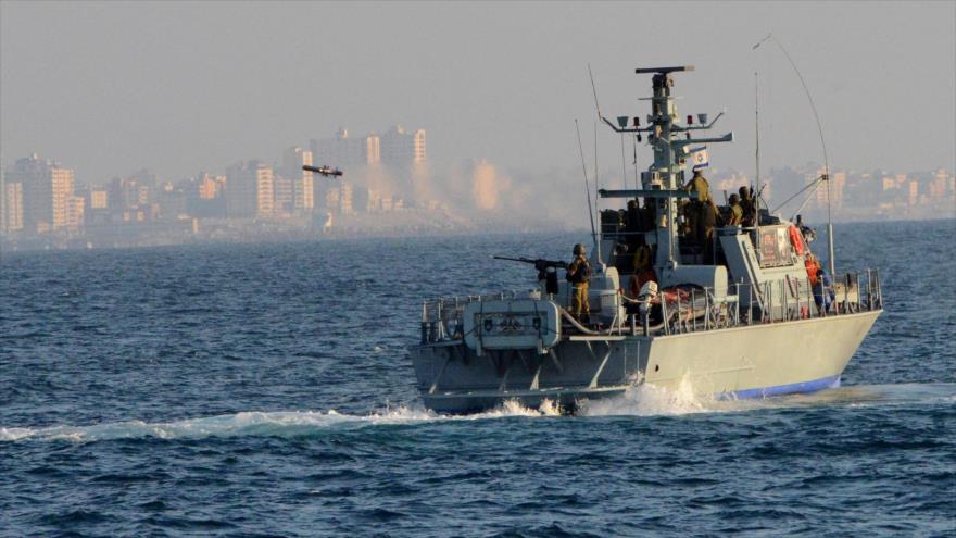 Un buque naval del régimen de Israel patrulla en las costas de la Franja de Gaza.