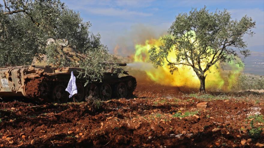 Un tanque de los ‘rebeldes’ apoyados por Turquía lanza ataques contra las posiciones de las fuerzas kurdas en Afrin, 19 de febrero de 2018.