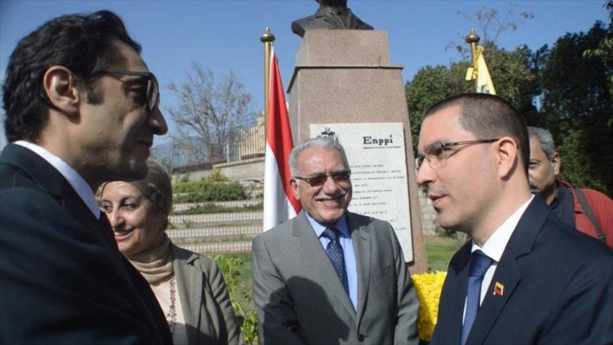 El ministro de Exteriores de Venezuela, Jorge Arreaza (drcha.), en un acto conmemorativo en El Cairo, Egipto, 25 de febrero de 2018.