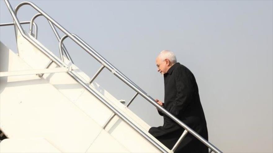 El ministro de Asuntos Exteriores de Irán, Mohamad Yavad Zarif, sube a un avión.
