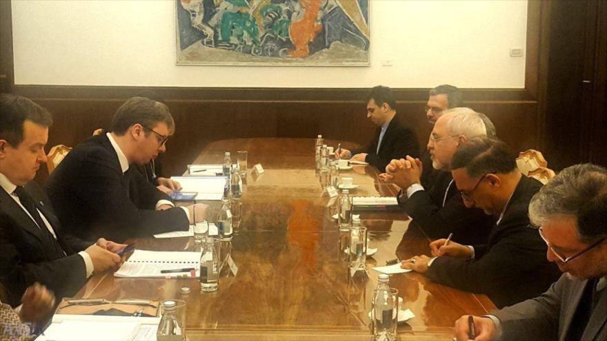 El presidente serbio, Aleksandar Vucic (2º de izda.) reunido con el canciller iraní, Mohamad Yavad Zarif (3º de dcha.), 26 de febrero de 2018.